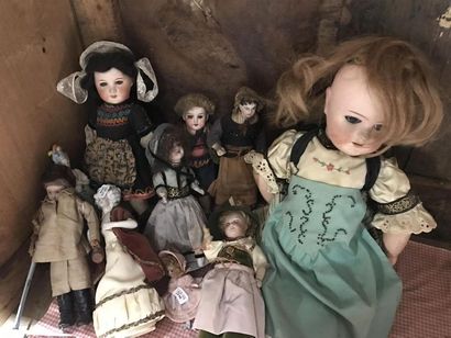 null LOT de dix poupées et demi figurines en porcelaine dont une SFBJ 
H. 12 à 51...