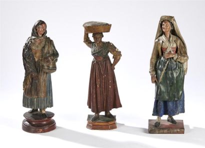 null LOT de trois sujets dans le goût des santons en bois sculpté 
H. 35,5 cm environ
(en...
