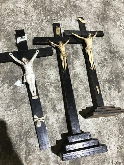 null LOT de trois crucifix à croix en bois noirci
H. 48 cm environ
(en l'état)