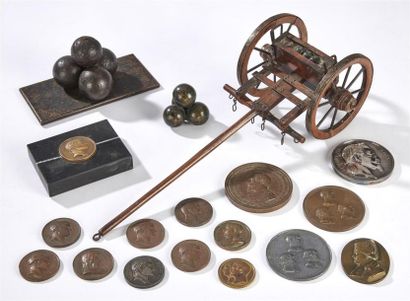 null LOT de médailles et reproductions de canons et boulets miniatures