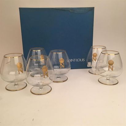null SAINT LOUIS 
Ensemble de six verres à cognac en cristal à décor en or du chiffre...