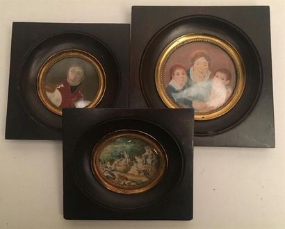 null LOT de trois miniatures : 
Miniature ronde, Portrait d'une mère et ses deux...