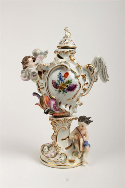 null MEISSEN
Vase pot-pourri couvert en porcelaine de forme balustre à décor polychrome...