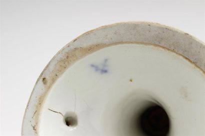 null MEISSEN
Vase pot-pourri couvert en porcelaine de forme balustre à décor polychrome...