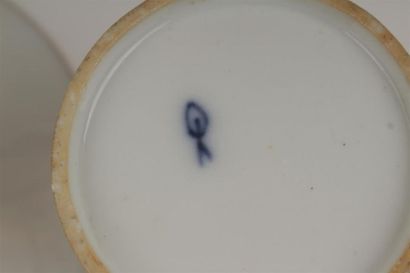 null NYON
Tasse de forme litron et sa soucoupe en porcelaine à décor polychrome d'urnes...