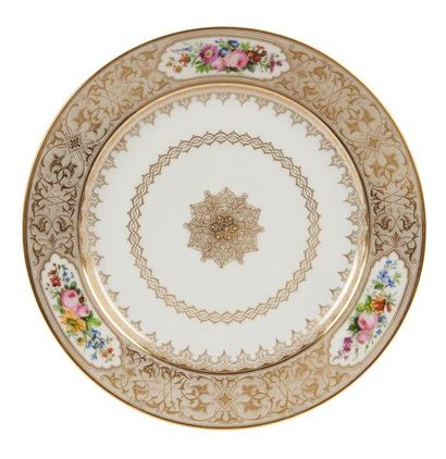 null SEVRES
Suite de vingt-quatre assiettes en porcelaine à décor en or d'une rosace...