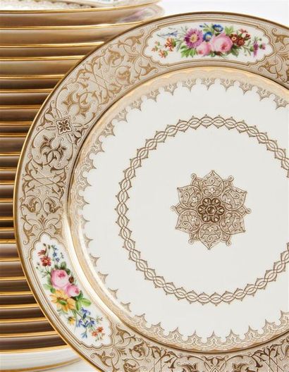null SEVRES
Suite de vingt-quatre assiettes en porcelaine à décor en or d'une rosace...