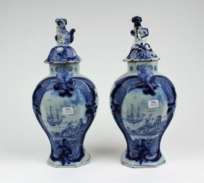 null DELFT
Paire de vases de forme balustre en faïence à décor en camaïeu bleu de...