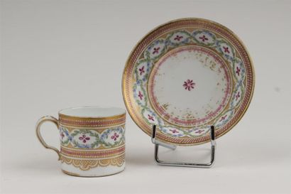 null Sèvres
Gobelet litron et sa soucoupe en porcelaine dure de la quatrième grandeur...