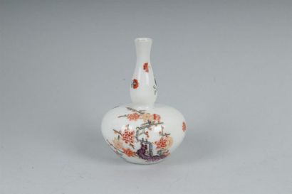 null MEISSEN
Petit vase en porcelaine de forme balustre à panse plate et long col...