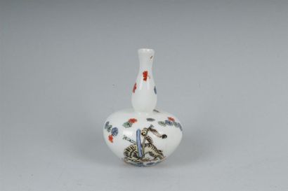null MEISSEN
Petit vase en porcelaine de forme balustre à panse plate et long col...