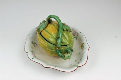 null SCEAUX
Terrine ovale couverte en faïence en forme de melon décoré au naturel...