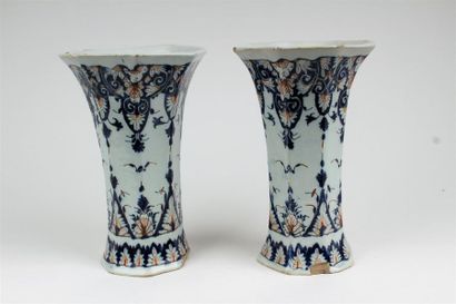 null ROUEN
Paire de vases de forme cornet octogonaux en faïence à décor en camaïeu...