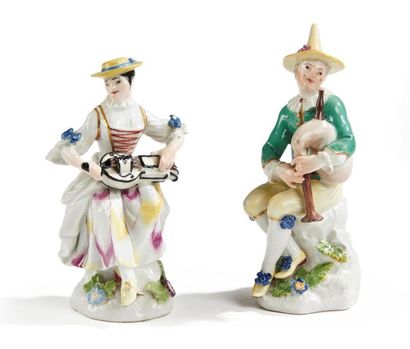 null MEISSEN
Deux statuettes en porcelaine représentant Arlequin jouant de la cornemuse...