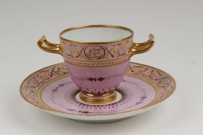 null Sèvres
Gobelet étrusque et sa soucoupe en porcelaine dure à décor polychrome...