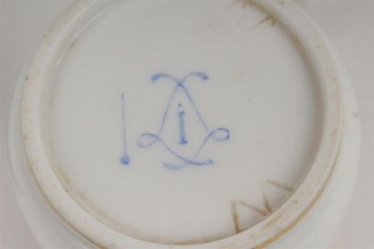 null Sèvres
Gobelet litron couvert en porcelaine tendre à décor polychrome de galons...
