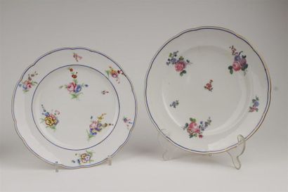 null SEVRES
Deux assiettes en porcelaine tendre à décor polychrome de bouquets de...