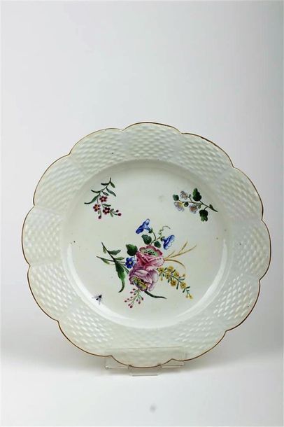 null CHANTILLY
Assiette en porcelaine tendre à motifs de vannerie et à décor polychrome...