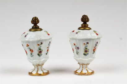 null MEISSEN
Paire de petits vases en porcelaine de forme balustre à décor polychrome...