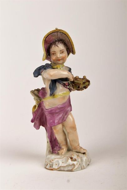 null MEISSEN
Statuette en porcelaine représentant une jeune fille tenant un nid d'oiseau,...