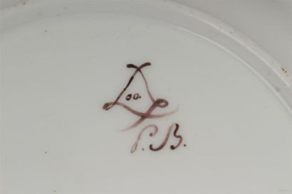 null SEVRES
Assiette en porcelaine tendre à décor polychrome au centre d'une guirlande...