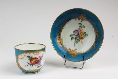 null VINCENNES
Gobelet Bouillard et une soucoupe en porcelaine tendre à décor polychrome...