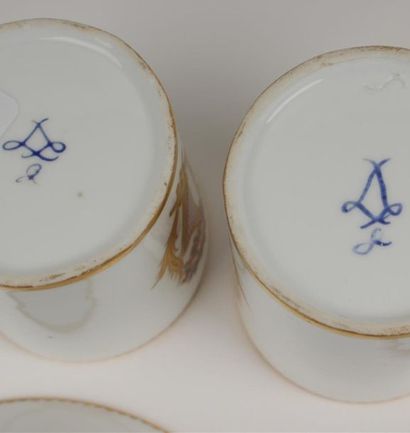 null SEVRES
Deux gobelets litron et leur soucoupe en porcelaine dure à décor polychrome...
