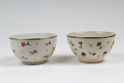 null NYON
Deux bols à thé en porcelaine à décor polychrome de semis de barbeaux.
Marqués...