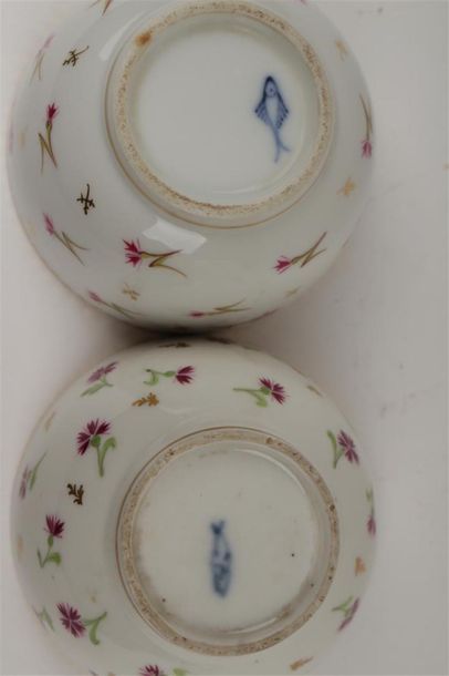 null NYON
Deux bols à thé en porcelaine à décor polychrome de semis de barbeaux.
Marqués...