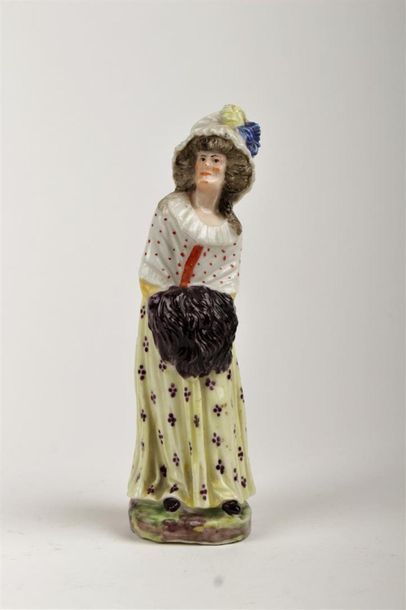 null NAPLES
Statuette en porcelaine représentant une femme debout, les mains placées...