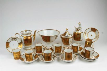 null PARIS
Partie de service à thé en porcelaine à décor en or d'amours, roses et...