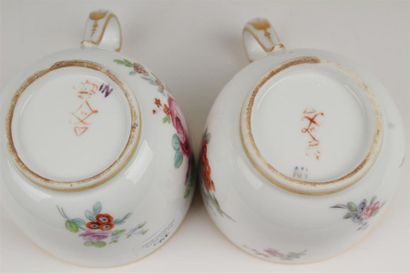 null SÈVRES
Deux gobelets Bouillard et deux soucoupes en porcelaine dure à décor...