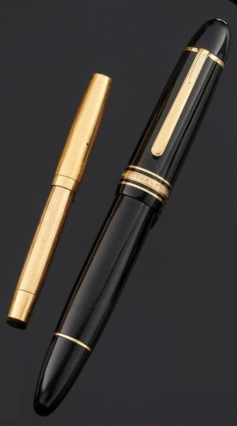 null Lot de stylos à plume en métal doré ou laqué noir.
Signé MONTBLANC pour un....