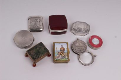 null Lot de sept boîtes ou étui à allumettes et une loupe en argent ou métal guillochés...