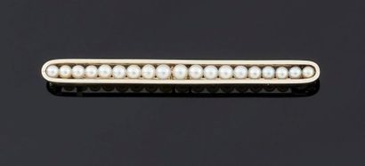 null Broche barrette en or gris 750 millièmesornée au centre d'une ligne de perles...