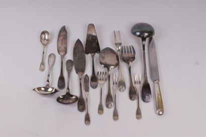 null Ménagère en métal argenté modèle filets coquille comprenant : 
Douze fourchettes...