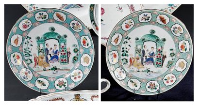 CHINE Paire de petits plats ronds à décor dit "à la tonnelle" représentant des femmes...