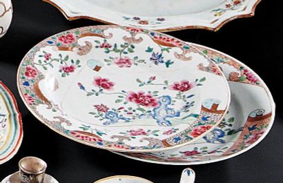 CHINE Deux assiettes rondes décorées en émaux de la famille rose de fleurs et rochers...