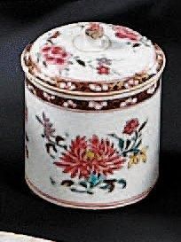 CHINE Pot à onguent de forme cylindrique décoré en émaux de la Famille Rose de fleurs....