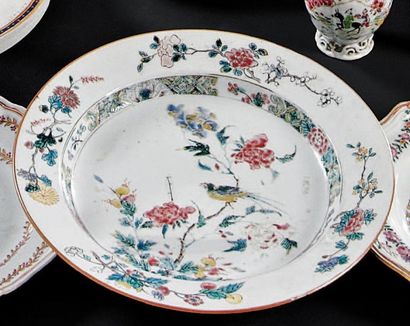 CHINE Deux petits plats ronds décorés en émaux de la famille rose d'un oiseau perché...