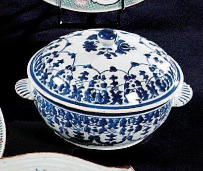 CHINE Ecuelle ronde couverte à deux anses godronnées décorée en bleu sous couverte...