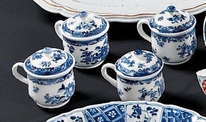 CHINE Quatre pots à jus couverts décorés en bleu sous couverte de fleurs. Deuxième...