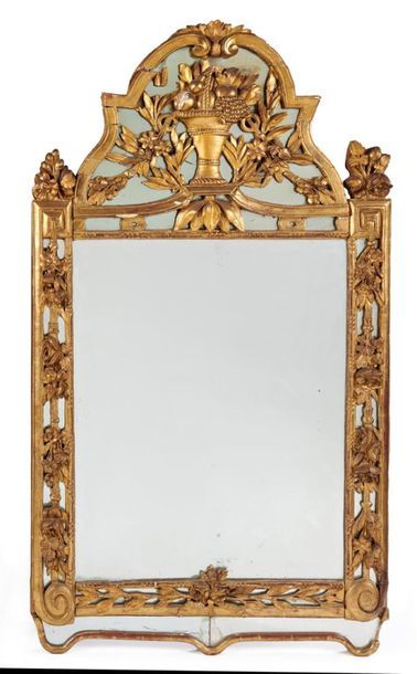 null Miroir en bois doré de forme rectangulaire, à décor ajouré de guirlandes de...