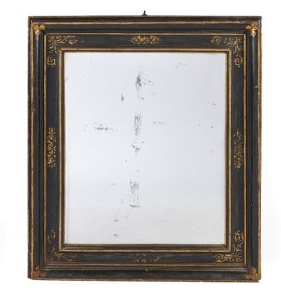null MIROIR à cadre en bois noirci réhaussé de filets et volûtes en or 
Italie, XVIIe...
