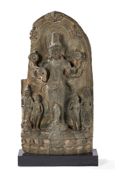 null INDE - Période médiévale, Xe/XIIIe siècle
Stèle en grès gris sculpté, Vishnu...