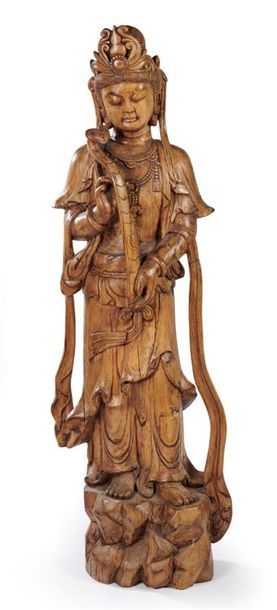 null CHINE
Statue de guanyin debout en bois sculpté debout sur le rocher tenant un...