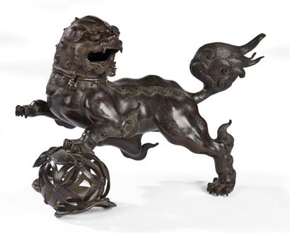 null CHINE - XVIIe siècle
Groupe en bronze à patine brune, chimère mâle la gueule...