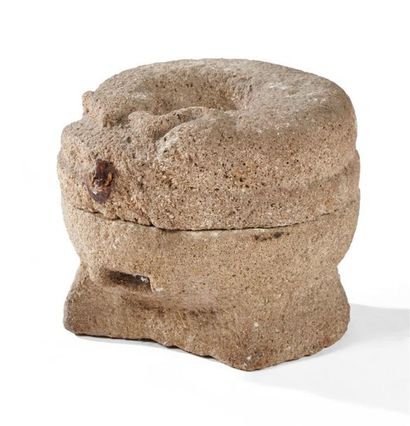 null MOULIN A SEL normand en pierre sculpté d'un renard couché. 
H. 25 cm - D. 29...