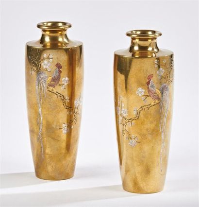 null JAPON - Epoque MEIJI (1868 - 1912)
Paire de vases en bronze dépatiné rétrécissant...