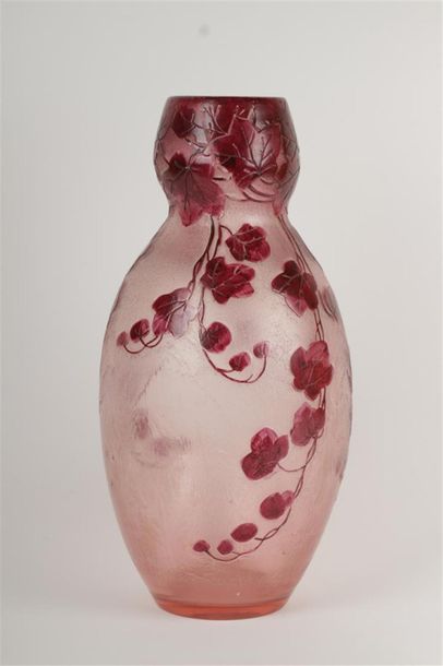 null LEGRAS
Vase coloquinte à panse étranglée. Épreuve en verre rose à décor de lierre...